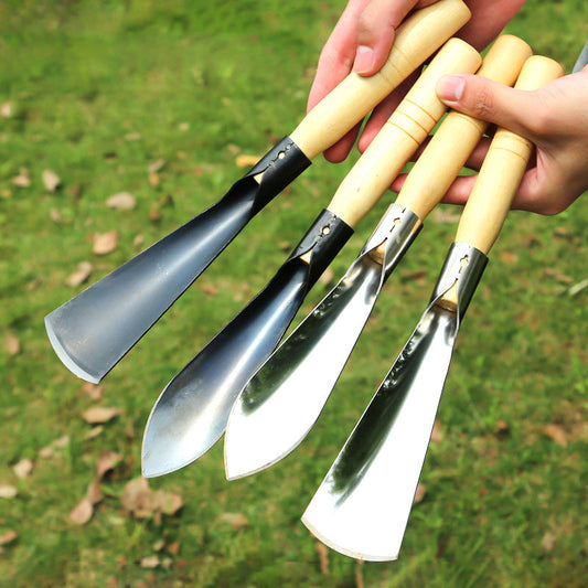 Herramientas de jardinería: pala para desbrozar, paleta y rastrillo.