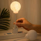 Luz nocturna inteligente con forma de luna y activación por voz