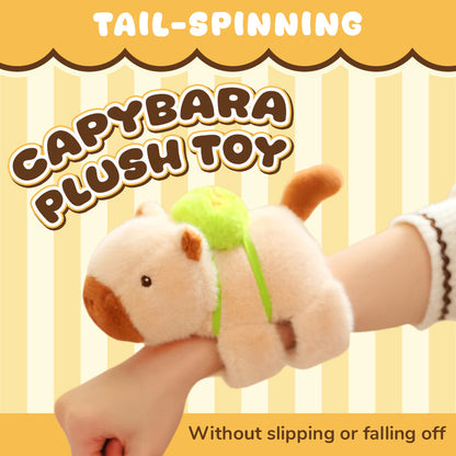 Peluche de carpincho que hace girar la col