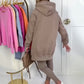 Conjunto elegante de sudadera y pantalón para muje