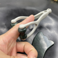 Set de masaje con piedras naturales: tabla raspadora, pinza para dedos y masajeador con forma de huevo.