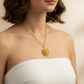 Elegante collar con colgante de flor en tono dorado