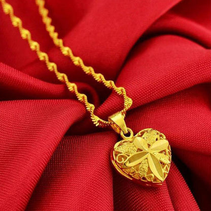 [Una celebración del amor] Un hermoso y delicado collar con forma de corazón