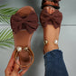 Elegantes sandalias con tira al tobillo y perlas.