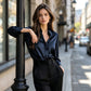 Camisa elegante de mujer con solapa y botones.