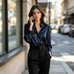 Camisa elegante de mujer con solapa y botones.