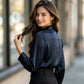 Camisa elegante de mujer con solapa y botones.