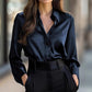 Camisa elegante de mujer con solapa y botones.