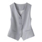 Elegante chaleco de mujer con cuello en V y botones en la parte delantera.