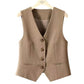 Elegante chaleco de mujer con cuello en V y botones en la parte delantera.