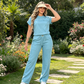 Conjunto de mujer compuesto por una camiseta informal de manga corta y unos pantalones de pierna anch