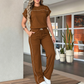 Conjunto de mujer compuesto por una camiseta informal de manga corta y unos pantalones de pierna anch