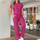 Conjunto de mujer compuesto por una camiseta informal de manga corta y unos pantalones de pierna anch