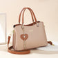 Elegante bolso tote para mujer con dije de corazón brillante