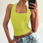 Camiseta sin mangas ajustada de cuello en U acanalada para mujer